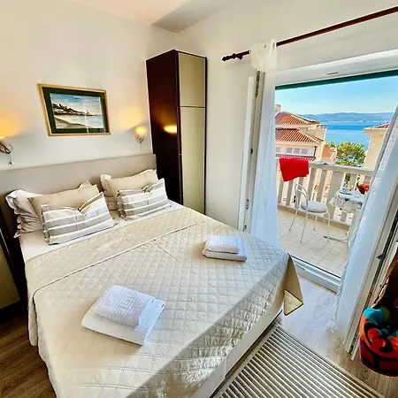 Luce With Sea View And Balcony In Apartment *