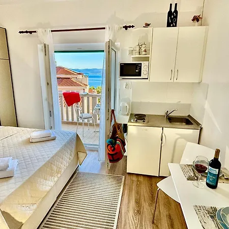 Luce With Sea View And Balcony In Apartamento *